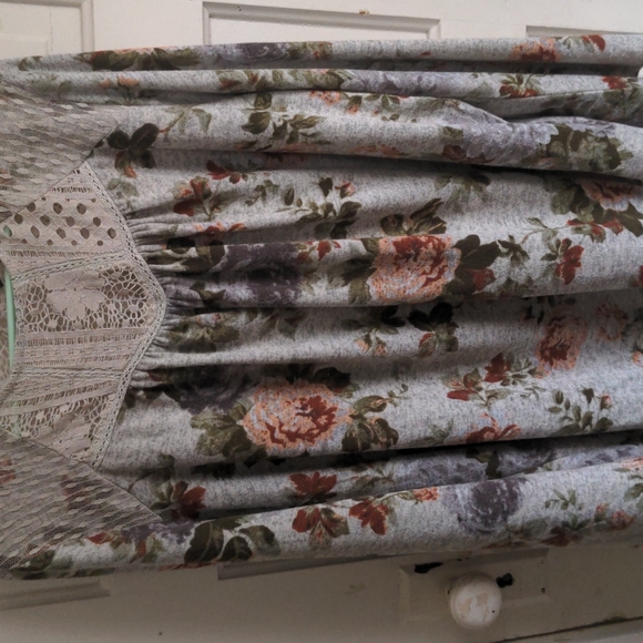 Flowy Women's Floral Sweater - Picture 2 of 9